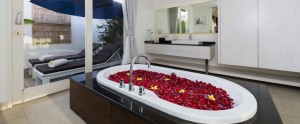 Bali Crown Astana Honeymoon Villa - Romantic Bathtub